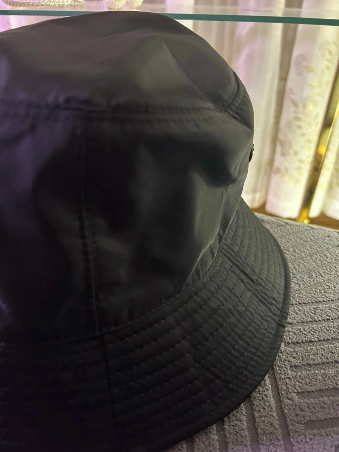 Svart bucket hat från Prada - 2