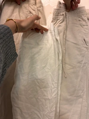 Vita linnebyxor från Lindex med snörning - Fräscha vita linnebyxor från Lindex och Lager 157 med elastisk midja och snörning. Byxorna har raka ben, sidofickor och en bakficka. Perfekta för chill dagar och har en lätt, luftig känsla tack vare linnematerialet. 70kr st