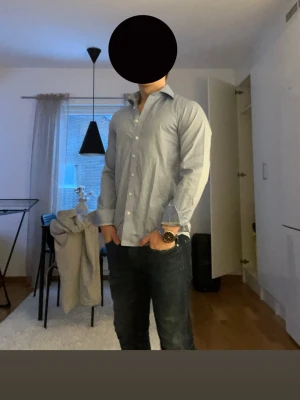 Ljusblå skjorta Berkeley - Likadan skjorta fast olika färger som de andra 2 jag säger. Kontakta för paketpris för de tre om intresse finns. Oanvänd skjorta