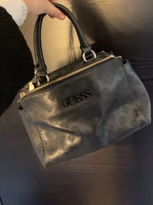 Guess handväska  - Jättegullig vintage guess väska, säljer för att jag inte använder den så mycket längre💕pris kan diskuteras 