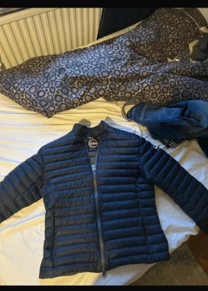 Mörkblå pufferjacka från Colmar - Säljer en colmar jacka skicket är 9/10 inget fel på den ny pris 3500. Priset kan diskuteras 