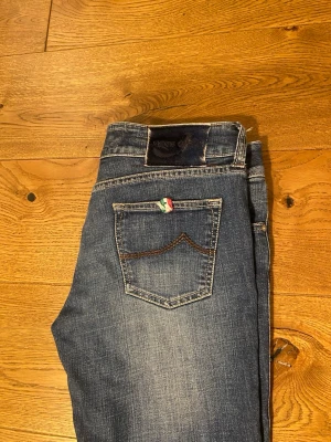 Jacob Cohën jeans - Mycket fint skick utan defekter. Hög kvalitativa, producerade i Italien. Nypris på omkring 6000 kr.  Storlek 31, true to size - något små. Kom gärna med prisförslag eller andra frågor, checka gärna in mina andra annonser!