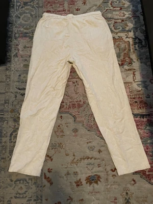Beiga linnebyxor från Zara, M - Snygga och luftiga beiga linnebyxor från Zara i storlek M. Materialet är linne vilket gör dem extra sköna under varmare dagar. De är helt nya och oanvända. 