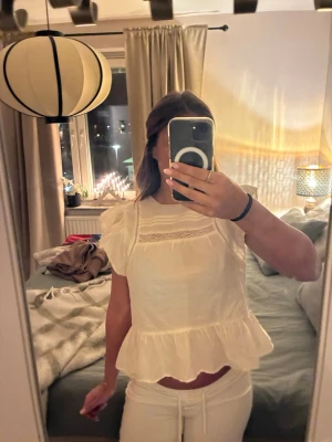 Blus från H&M - En fin blus för både vardag och festligheter. Säljer den då den inte passar mig.