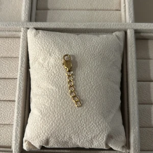 Necklece extension guld från Muli Collection  - Necklece extension i guld från Muli Collection. Praktisk lösning för att lätt justera längden, förlängningen ger 5 cm extra. Ordinarie 29kr pris 19kr