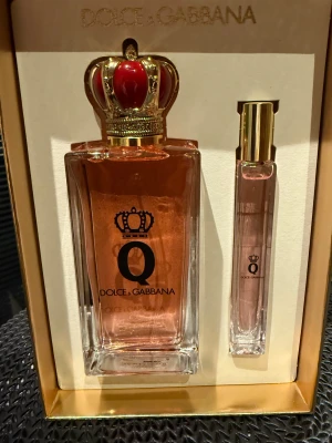 Dolce & Gabbana Q parfymset - Lyxigt parfymset från Dolce & Gabbana med en stor flaska och en smidig reseflaska. Perfekt för dig som vill sticka ut och addera en exklusiv touch till din stil.