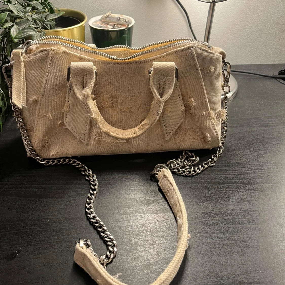 Beige axelväska i jeans med kedja - 3