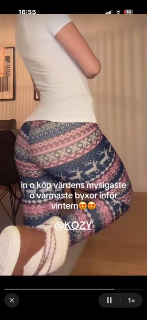 Mönstrade leggings från KOZY - Supermysiga leggings med vintermönster i blått, rosa och vitt. De har ett tight fit och är gjorda i mjukt, stretchigt material som håller dig varm.  De är fodrade! endast testat för PR