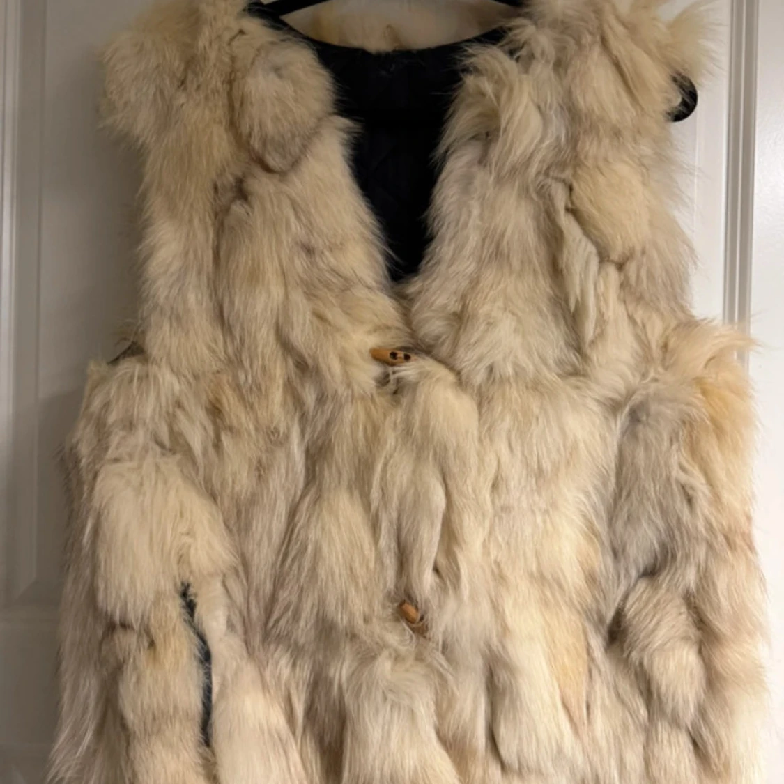 Beige fluffig pälsväst med quiltad insida - 1