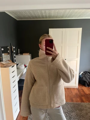 Teddyjacka - Säljer en beige/cremevit teddyjacka ifrån H&M i storlek M men passar även S! Jättefint skick och sparsamt använd