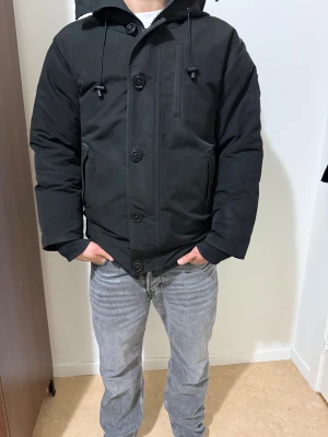 Canada Goose Chateu Jacka - Schysst Vinterjacka ifrån Canada Goose, blivit lite glansigt vid ärmarna samt fickorna. Är det några frågor hör av dig, mvh!