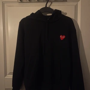 Commes des Garcon hoodie - Bra skick | storlek s | nypris ca 1800 | passar bra på 160-170 | 