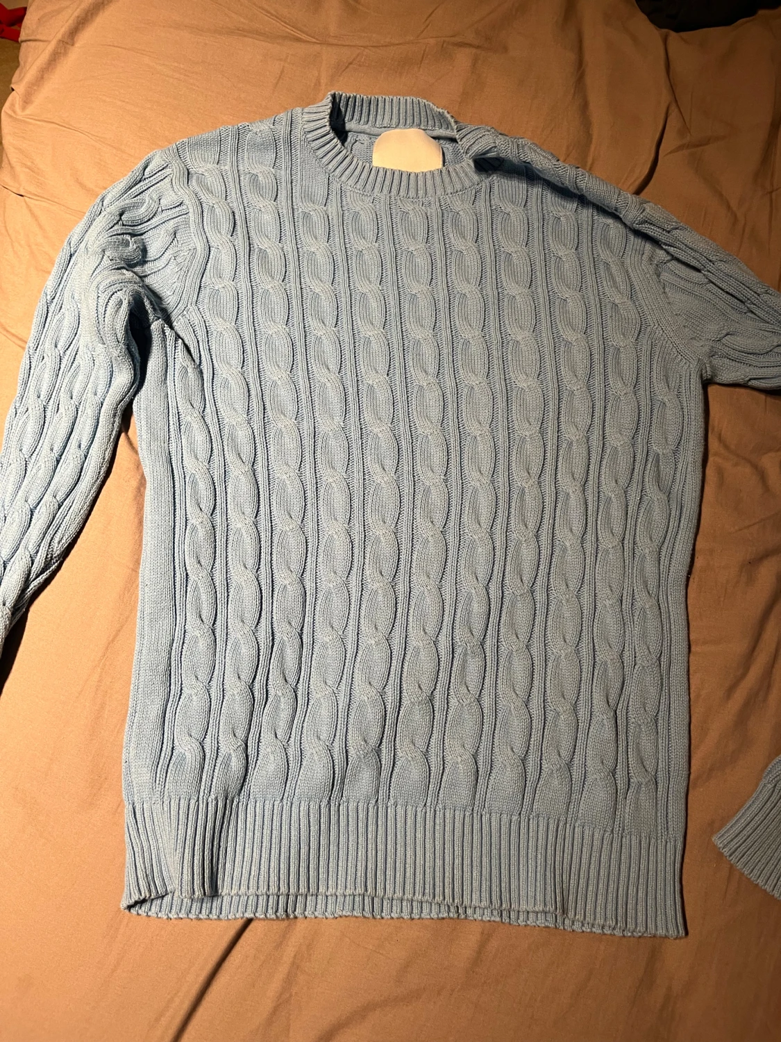 Ljusblå kabelstickad tröja