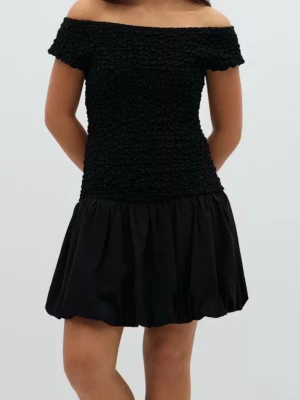 Svart offshoulder ballongklänning - Säljer en svart kort offshoulder klänning 