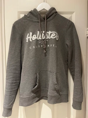 Hollister hoodie  - Tjena!  Säljer denna feta hoodie från märket Hollister Storlek M  Vid minsta fundering är det bara att höra av sig!