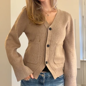 Beige kofta - Så fin lite figursydd!!🩷🩷