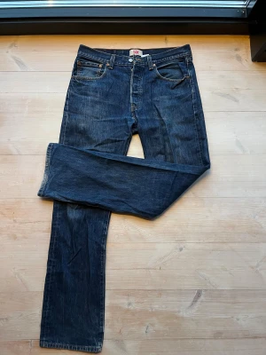 Levi's 501 mörkblå jeans W33 L34 - OG Levis 501 i storlek W33 L34. 