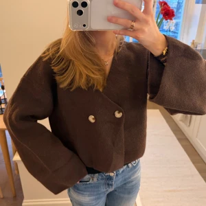 Brun kofta med knappar - Så fin modell!🩷🙌🏻