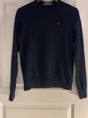 Morris tröja - Finstickad tröja från Morris i merino ull Knapt använd. Mörkblå stlk m man passar s.