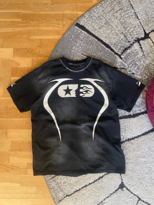  Hellstar Warm up T-shirt - Säljer min Hellstar Warmup tshirt, Storlek M men sitter lite baggy. I princip som ny, burit den någon fåtal gång, dock lite för stor för mig. Vid fler frågor skicka DM