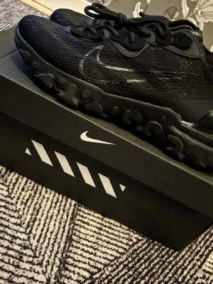 Nike React Element svarta sneakers - Svarta Nike React fick dom som present men dom passar inte mig, Helt nya inte använd