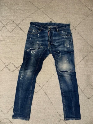 Dsquared2 jeans - Jeans som är i mycket bra skick. Storlek 44 (29/30). Bara skriva vid några frågor eller funderingar