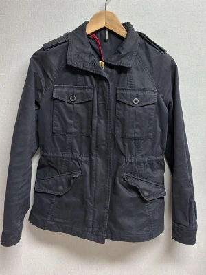 J. Lindeberg fieldjacka - Jag säljer en mörkblå fieldjacka från J.Lindeberg och är i 100% bomull. Jackan är i storlek XS-S. Hör av dig vid minsta fundering. Priset är diskuterbart.🙂