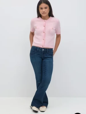 Blå bootcut jeans med låg midja - Snygga blå jeans med bootcut-snitt och låg midja. Jeansen har klassisk femficksdesign och är tillverkade i ett stretchigt denimtyg som sitter skönt. I storlek 158 men passar Xs-S eftersom de är väldigt stretchiga☺️