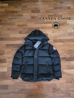 Canada Goose Macmillan Parka - 🔴Canada Goose Macmillan Parka Red Label 🔴 Exklusiv och mycket varm vinterjacka från Canada Goose i Red Label-utförande med svart emblem och stilren premiumdesign. Helt ny, tagg avklippt.. Perfect för nordiskt klimat med tjock dunfyllning, skyddande huva och djupa dragkedjefickor. En lyxig och praktisk vinterfavorit.  📦 Snabb leverans – skickas samma dag 📩 Skriv vid intresse