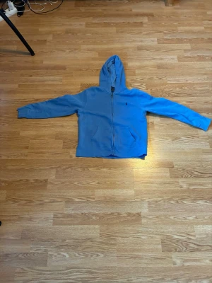 Blå Ralph lorren zip hoddie - Om man har frågor angående tröjan så är det bara att skriva.