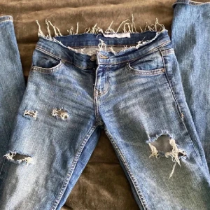 Långmidjade utsvängda jeans med hål - As snygga jeans med hål och revor i strl xxs. 