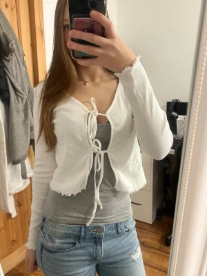 Vit omlott bolerotopp från Vila - Super fin topp! Endast använd en gång! Storlek Xs. Inga defekter och mycket fint skick 