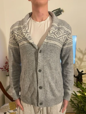 Grå stickad cardigan från blend - Riktigt snygg grå stickad cardigan i storlek M. Modellen är 187cm. Hör av dig vid minsta fundering