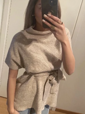 Poncho med knyt -  materialet är fantastiskt bra! Väldigt sparsamt använd, inga tecken på användning! Säljer då den tyvärr inte kommer till användning 