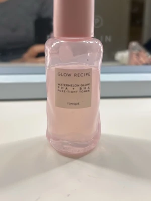 glow recipe watermelon glow toner - pris kan diskuteras !! säljer då den inte kommer till användning längre 💖💖💖Glow Recipe Watermelon Glow PHA+BHA Pore-Tight Toner i en söt rosa plastflaska. Tonern har en lätt rosa färg och är perfekt för att ge huden en fräsch och återfuktad känsla. Flaskan har en modern design med rundade kanter och ett rosa lock.