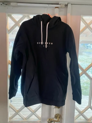 Dope skidjacka - En jättesnygg skidjacka från Dope Snow med snygg design på ryggen. Bra skick, endast använd ett fåtal gånger. Säljer pga att den inte används längre. En vindtät jacka som passar perfekt att använda i skidbacken. Luvan passar att ha över skidhjälmen. Jackan har dragkedjor under armarna och även dragkedjor vid fickan fram, det finns även hål för att kunna anvånda trådlösa hörlurar ifrån fuckan på magen. Hör gärna av dig vid fler frågor!