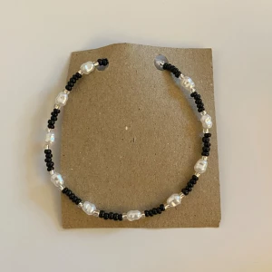 Handgjort armband - Handgjort armband med en silverfärgad förlängningskedja och karbinhake 💕