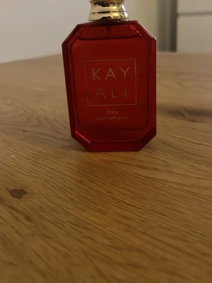 Kayali Eden juicy Apple  - Eden Juicy Apple från Kayali. Tyvärr så kommer den inte till användning. Väldigt söt och fräsch doft. Den är använd ett fåtal gånger. Förpackning finns kvar.