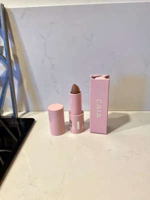 CAIA lip balm - Glossy lipstick från Caia i färgen Sheer Cinnamon. Färgat läppbalsam som vårdar och ger naturlig glans. Oanvänd i originalförpackning som endast öppnats för att fota produkten, bruten förpackning se bild. Ord. Pris 225 kr. Jag har ytterligare produkter från Caia till salu, se profil!🥰