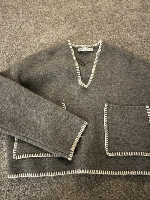 Grå tröja  - Snygg grå tröja från Zara i storlek xs, med vita detaljer! Slut online 