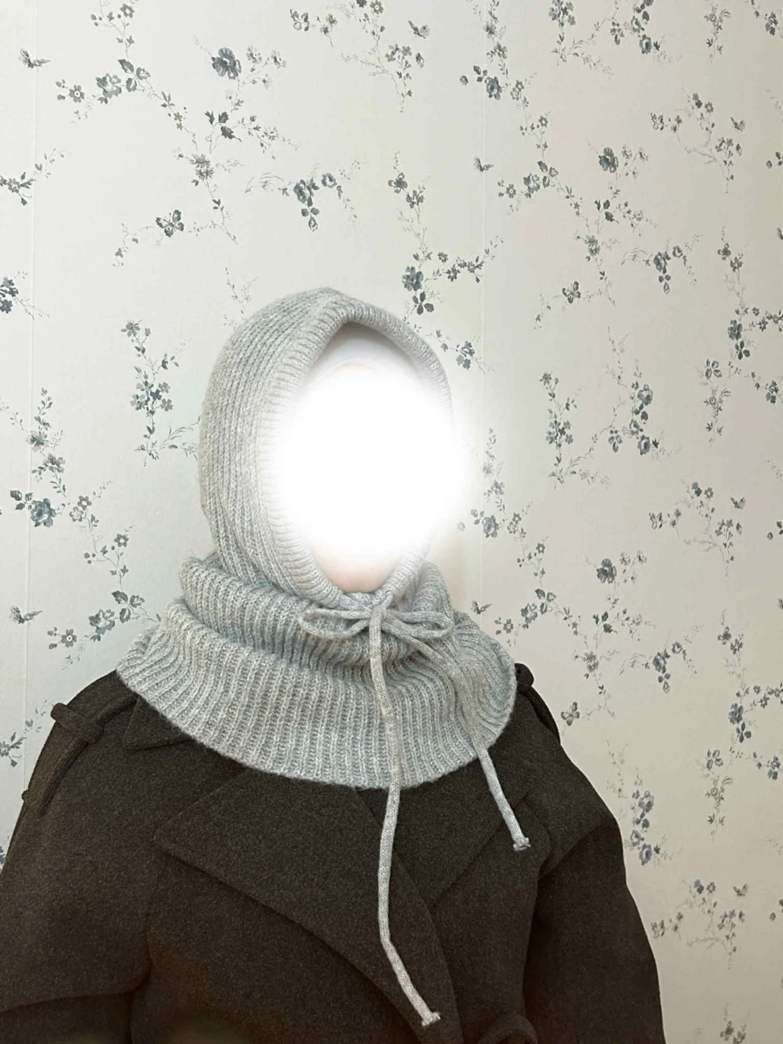 Ljusgrå stickad huva med snörning