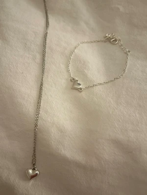 Halsband + armband - Säljer ett halsband + armband i ett sett.