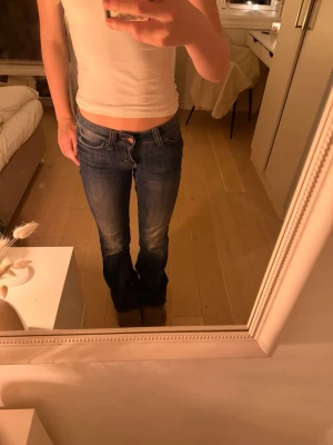Blå lågmidjade bootcut jeans från Cheap Monday - Säljer ett par blå lågmidjade bootcut jeans från cheap Monday, säljer eftersom att de inte kommer till användning!☺️💗
