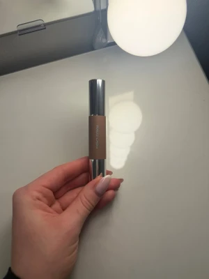 Haus Labs contour stick Chisel - Säljer en Haus Labs contour stick i färgen Chisel. Otroligt krämig, lättarbetad och praktisk med sitt smala stick. Jag har köpt en ny så därför säljer jag denna. Nypris: 369 kr. Hör gärna av dig vid frågor❤️