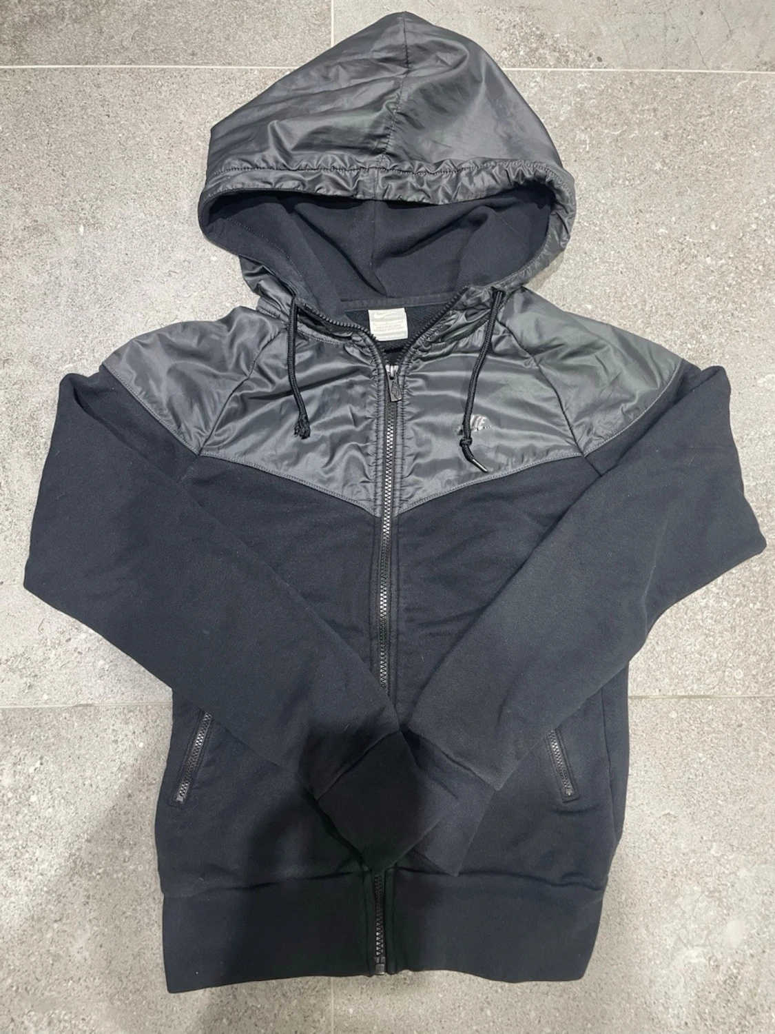 Svart vindjacka med huva från Nike