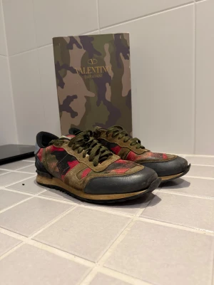 Valentino Garavani Rockrunner sneakers - Säljer ett par exklusiva Valentino Garavani Rockrunner sneakers. Grymt snygga och perfekt nu mot vintern. Storlek 42 men passar mig som har vanligtvis storlek 43-44. De bra skick på skorna, använda fåtal gånger men har blivit väl omhändertagna. Pris kan diskuteras vid snabb affär! Såklart äkta!!!