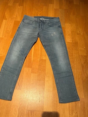 Dondup George stl 32 - Dondup ljusblå med några små slitningar. Stl 32 hör av dig vid mer funderingar eller bilder!