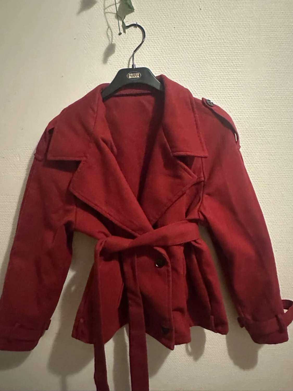 Vinröd rock med bälte och knappar - 1