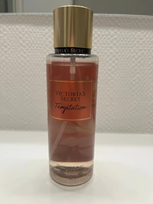 Victoria's Secret Temptation mist - Fragrance mist från Victoria's Secret med namnet Temptation. Volymen är 250 ml (8.4 fl oz). Perfekt för dig som vill ha en lätt och fräsch doft att spraya på när som helst.