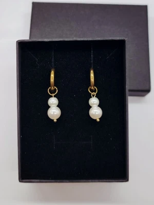 Handgjorda örhängen med pärlor  - Material-rostfritt stål 